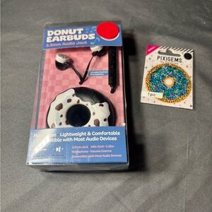 New Donut Earbuds – White & Brown Donut Design NWT